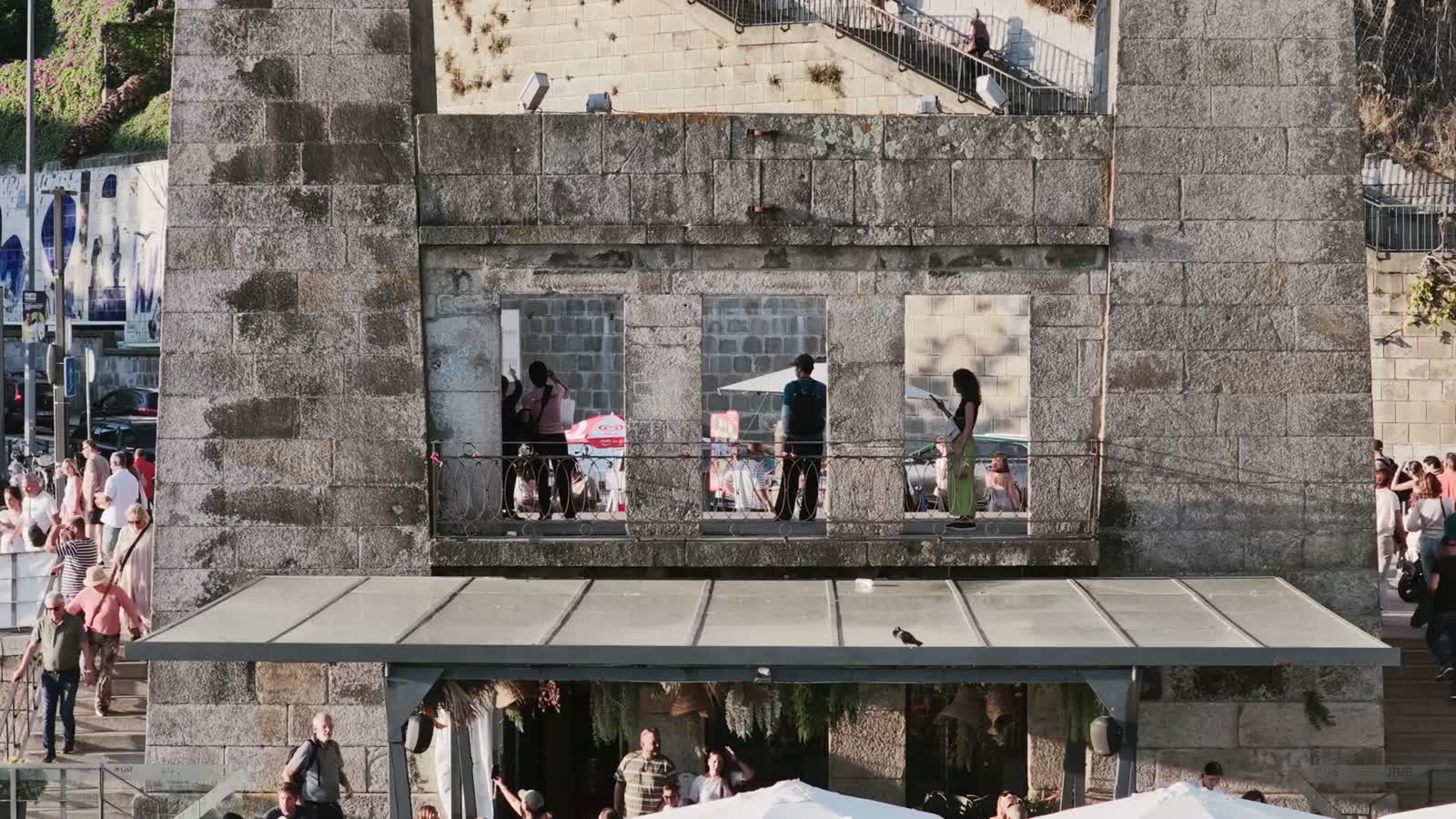 Margem do rio Douro no Porto, com pessoas a passear
